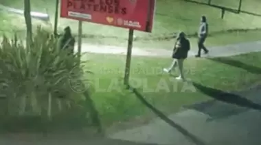 Video: Así robaron el cableado de luces LED en plaza de City Bell