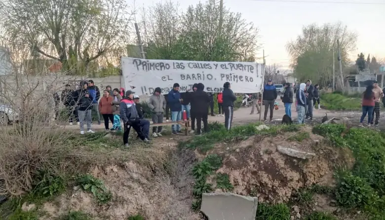 😡 Vecinos de El Rincón reclaman obras urgentes: "Primero las calles y el puente"