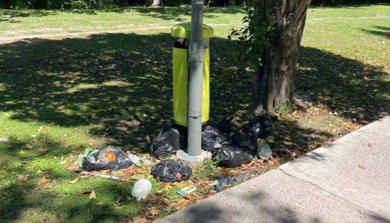 😔 Villa Castells en el olvido: Basura, juegos rotos y un paseo peatonal detonado