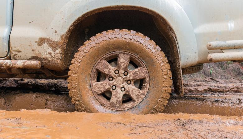 ⛔ ¿En qué barrio de La Plata los autos andan a contramano para esquivar los pozos?