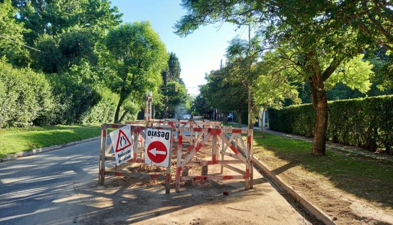 🚨 Peligro en City Bell por obra vial sin iluminación a metros del Camino Belgrano