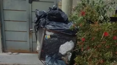 Cruce entre recolectores de basura y vecinos en Villa Elisa
