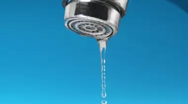 Quejas en Ringuelet por baja presión de agua y desbordes cloacales