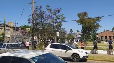 Siguen las largas colas para recibir bidones de agua en Gonnet