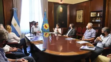 Garro se reunió con los vecinos del barrio Nirvana de City Bell para tratar el problema de la contaminación del Arroyo Rodríguez