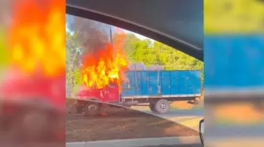 Susto en Gonnet: Se prendió fuego un camión en el Camino Parque Centenario