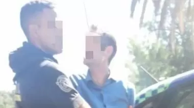 De no creer: En La República de los Niños de Gonnet un joven se metió a nadar en el Lago y prendió fuego una palmera