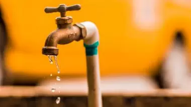 Vecina de City Bell lleva más de 100 reclamos ante ABSA y todavía sigue sin agua