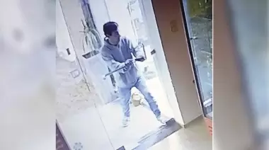 Sonría, lo estamos filmando: Un delincuente intentó ingresar a dos negocios ubicados a escasos metros de la Comisaría de City Bell