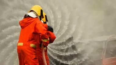 Se incendió un vehículo en el Camino Belgrano y se temió por una explosión en City Bell