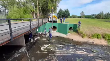 Reuniones, planes, moscas y campañas: Lo único cierto es que siguen los malos olores en el Arroyo Rodríguez