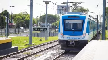 Puesto como un tren: un borracho condujo por las vías en City Bell