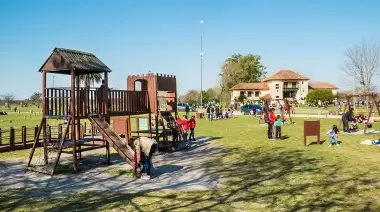 Parque Olvidado: Encapuchados, con palos y una navaja, asaltaron a dos familias en el Ecológico