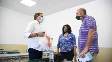 Vuelta segura a las aulas: Garro entregó kits sanitarios en Gorina