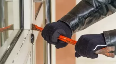 Sorpresa y media en City Bell: Delincuente rompió una puerta, entró y huyó al ver a la dueña