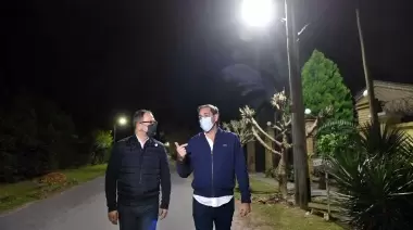 Video: Instalaron luces LED en La Emilia y avanzan hacia otros barrios