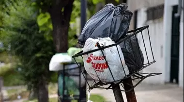 Cobarde robo a jubilada: En Gonnet ni la basura se puede sacar en paz