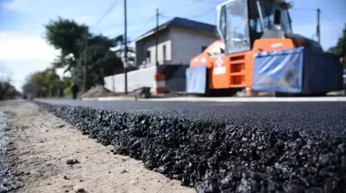 Asfalto, cordón y desagote para una importante calle de City Bell