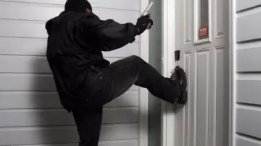 Milagro: Resisten robo soportando golpes tras la puerta en Villa Elisa