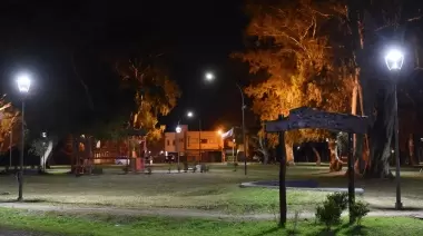 La plaza "La Emilia" de City Bell ya luce sus impresionantes luces LED