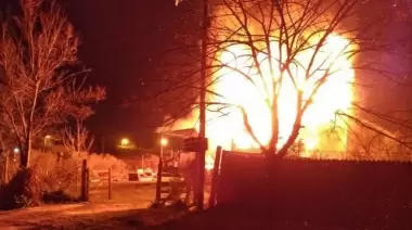 Video: Feroz incendio consumió una vivienda familiar en City Bell
