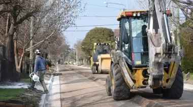 A punto de estrenarse: Siguen asfaltando las calles de City Bell
