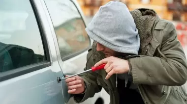 City Bell: Dejó un minuto el auto con la mochila adentro y la robaron