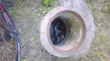 "Es un peligro": En Gonnet reclaman por una alcantarilla descubierta