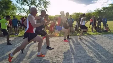 ¿Viste las fotos? 600 atletas vistieron de fiesta a la pista de Villa Elisa