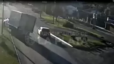 Accidente en Villa Elisa: video del choque en Camino Centenario y 422