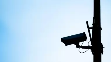 Filmados en City Bell: Se llevaron la moto mientras su dueño dormía