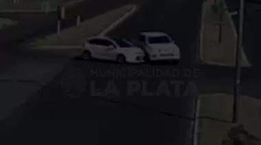 Video: Dobló sin mirar y causó un accidente en Camino Centenario y 422