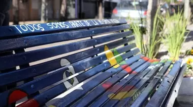 Un banco azul en City Bell para concientizar sobre trastornos del espectro autista