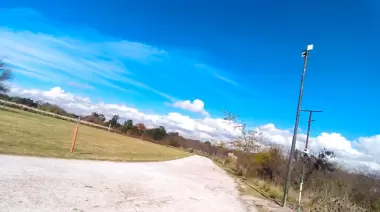 Tras múltiples robos la Pista Atlética de Villa Elisa ya cuenta con nueva luminaria