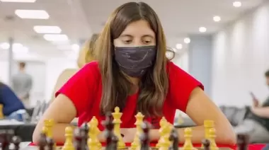Julieta Tejedor: La promesa del ajedrez que da clases en Villa Elisa