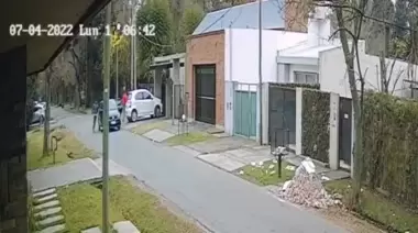 A punta de pistola: Así roban autos a plena luz del día en City Bell