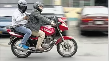 Locura total en Villa Elisa: Chocó a motochorros para evitar un robo y lo persiguieron a tiros