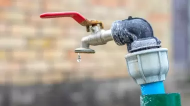 ¿Qué barrio de la Zona Norte de La Plata tuvo que pinchar un caño para tener agua?