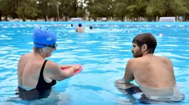 Clases gratuitas de natación, canotaje, surf de remo y aquagym en La República de los niños