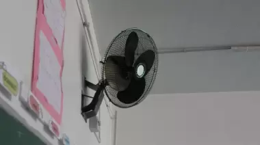 Ola de calor: Histórica Escuela Pedagógica de la Zona Norte de La Plata reclama por ventiladores