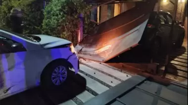 😨 Pánico y locura en City Bell: Chocó, volcó y se metió en una casa