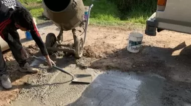 🚧 Vecinos de City Bell gastan dinero para arreglar calles, caños y limpiar zanjas