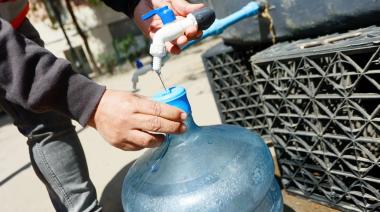 😱 En Gonnet y Villa Castells el agua llega en bidones, con arsénico y aumento de ABSA