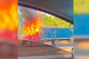 Susto en Gonnet: Se prendió fuego un camión en el Camino Parque Centenario