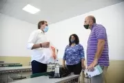 Vuelta segura a las aulas: Garro entregó kits sanitarios en Gorina