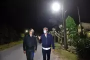 Video: Instalaron luces LED en La Emilia y avanzan hacia otros barrios