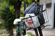 Cobarde robo a jubilada: En Gonnet ni la basura se puede sacar en paz