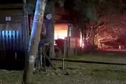 Investigan las causas de un voraz incendio en maderera de Villa Elisa