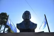 Le ponen nombre y un busto a una plazoleta histórica en Gonnet