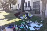 Denuncia por microbasural en la puerta de una Escuela en Arturo Seguí
